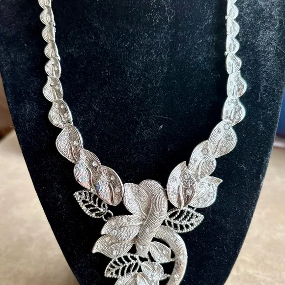 Silver Leaf Necklace and ring set - Picture 2 of 7